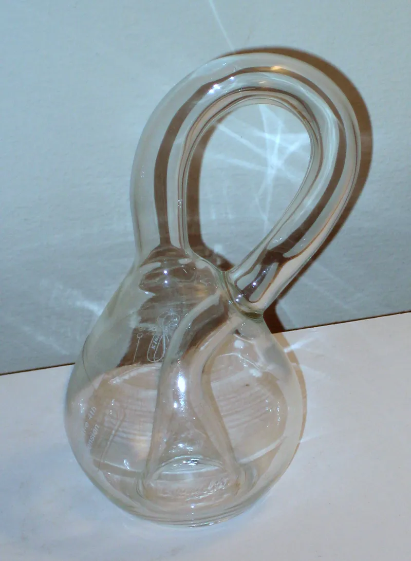 Gläserne Kleinsche Flasche mit gebogenem Hals, der zurück in den Flaschenkörper führt