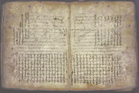 Pergamentseite mit zwei übereinanderliegenden Schriften: verblasster griechischer Text unter einem jüngeren Gebetstext