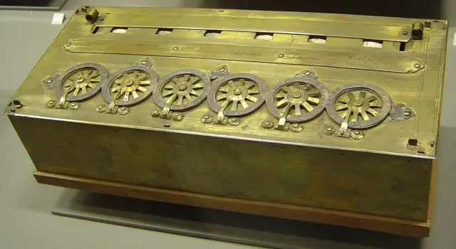 Messingkasten der Pascaline mit einer Reihe von Speichenrädern und Ergebnisfenstern