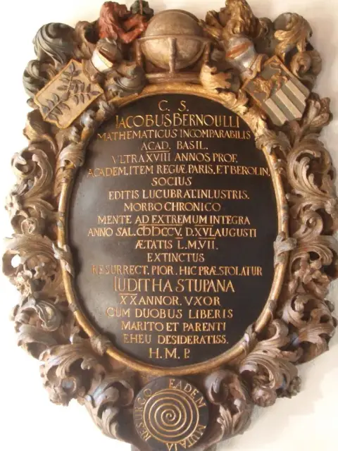 Steinernes Epitaph mit lateinischer Inschrift und eingemeißelter Spirale im Kreuzgang des Basler Münsters