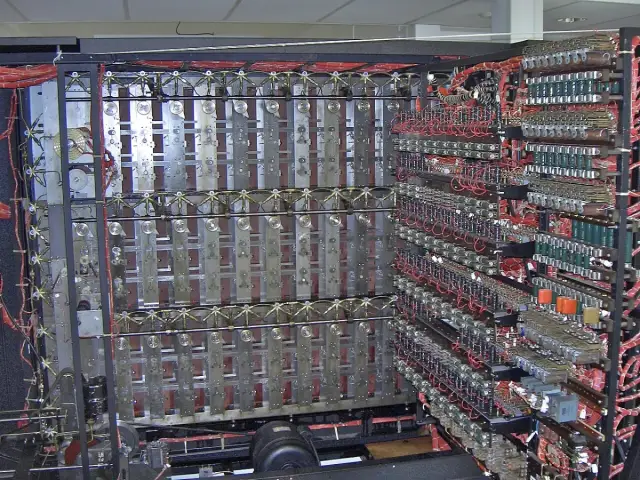 Nachbau der Turing-Bombe mit vielen Reihen farbiger Trommeln in einem Metallgestell