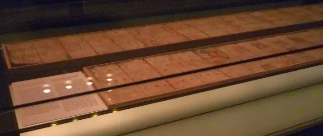 Der aufgeklappte Dresdner Codex in einer Glasvitrine im Buchmuseum der Landesbibliothek Dresden