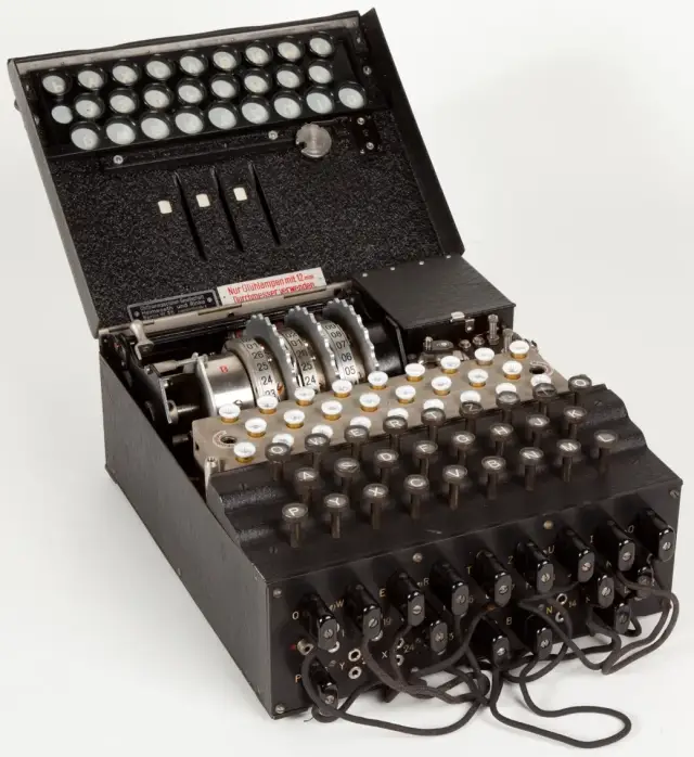 Eine Enigma-Chiffriermaschine mit Tastatur, Lampenfeld und Walzen in einem Holzkasten
