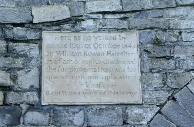 Gedenktafel an der Broom Bridge in Dublin mit der Formel i² = j² = k² = ijk = −1