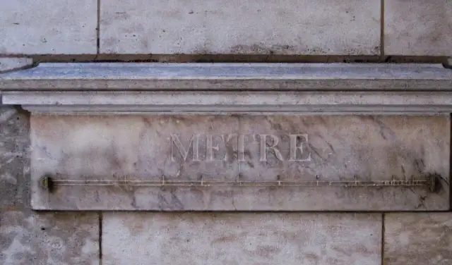 In eine Hauswand eingelassener Marmor-Meterstab mit Inschrift in der Rue de Vaugirard in Paris