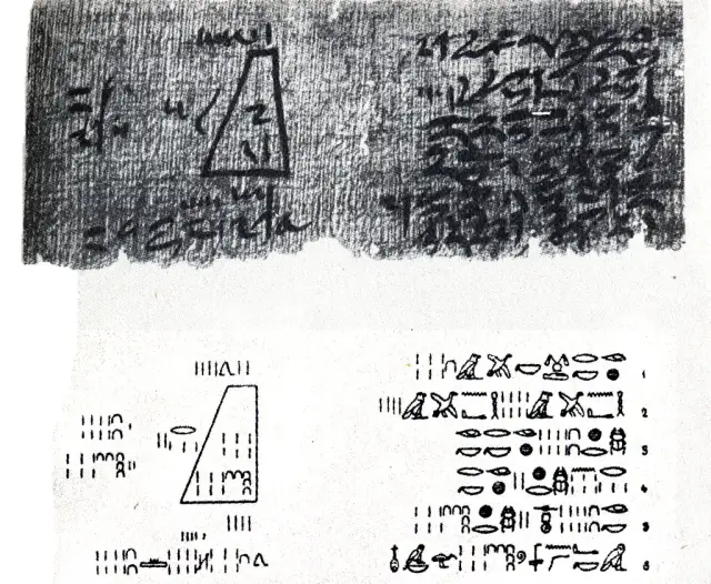 Ausschnitt eines Papyrus mit einer trapezförmigen Skizze und hieratischen Zahlen, darunter die Umschrift in Hieroglyphen