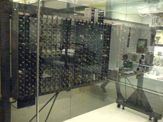 Die Pilot ACE, ein Röhrenrechner mit offenen Gestellen voller Elektronenröhren, im Museum