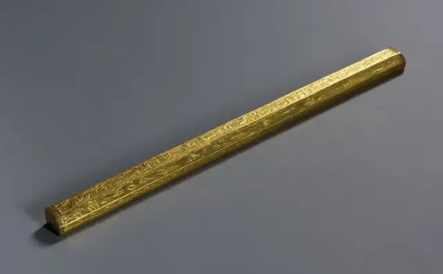Langer, schmaler Maßstab aus Holz mit eingeritzten Unterteilungen und Hieroglyphen