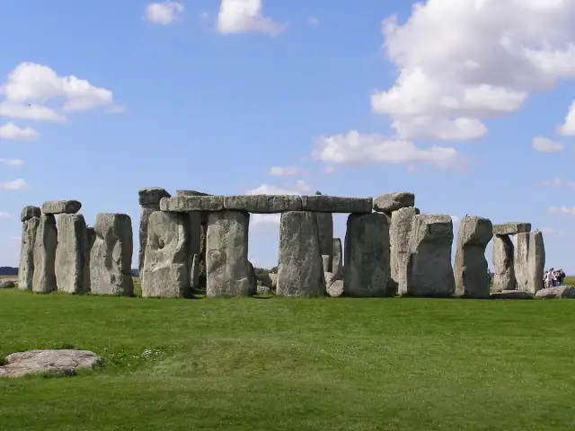 Der Steinkreis von Stonehenge mit aufrecht stehenden Pfeilern und aufgelegten Decksteinen auf einer Wiese