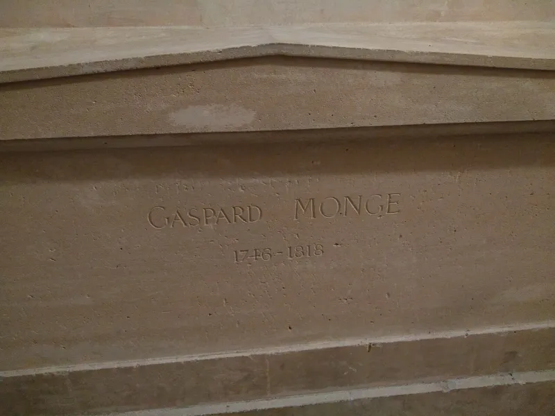 Steinerne Grabplatte mit der Inschrift Gaspard Monge 1746 bis 1818 im Pariser Panthéon